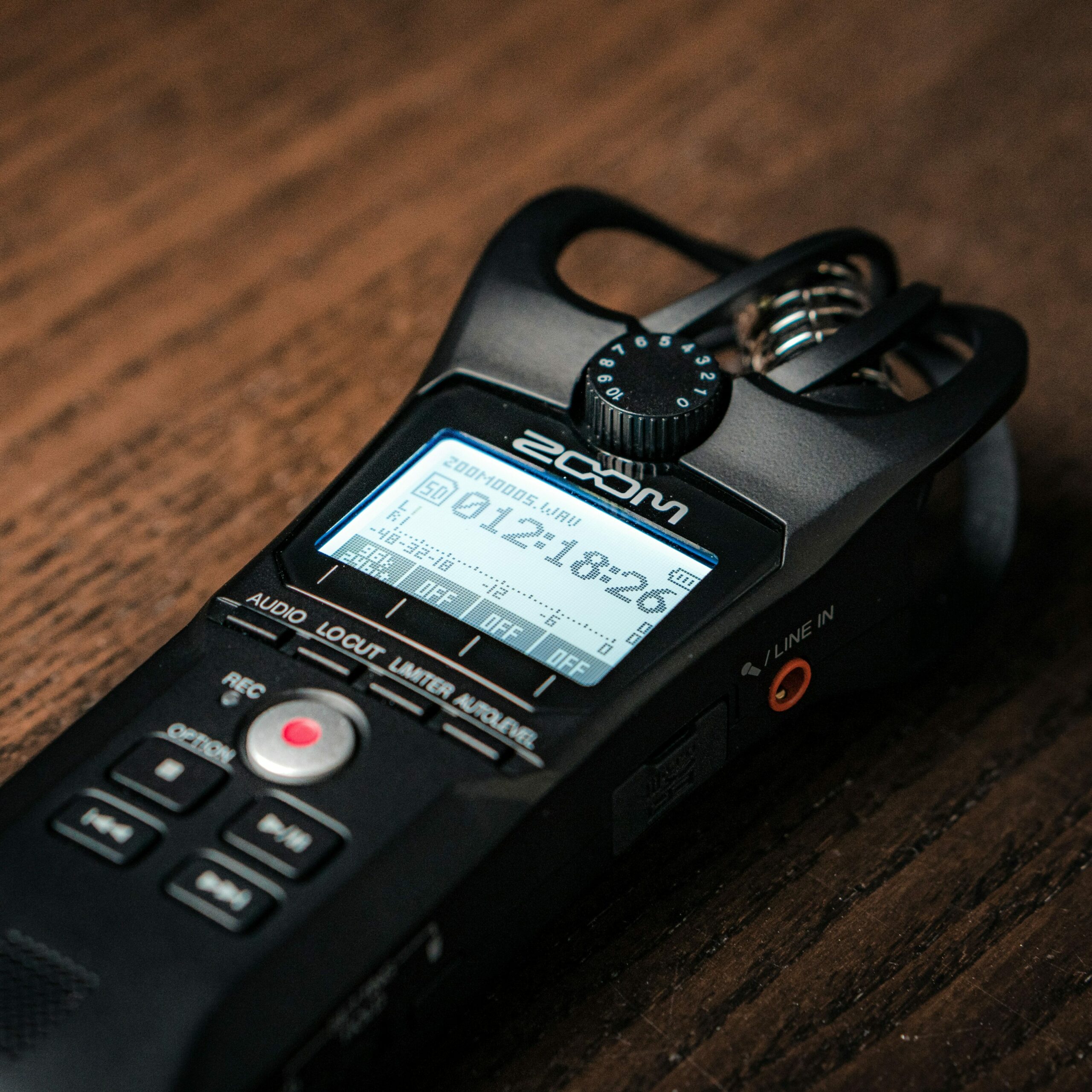 un dictaphone figure sur cette image. Cela précise le déroulement des entretiens biographiques qui sont enregistrés vocalement avec l'accord du narrateur.