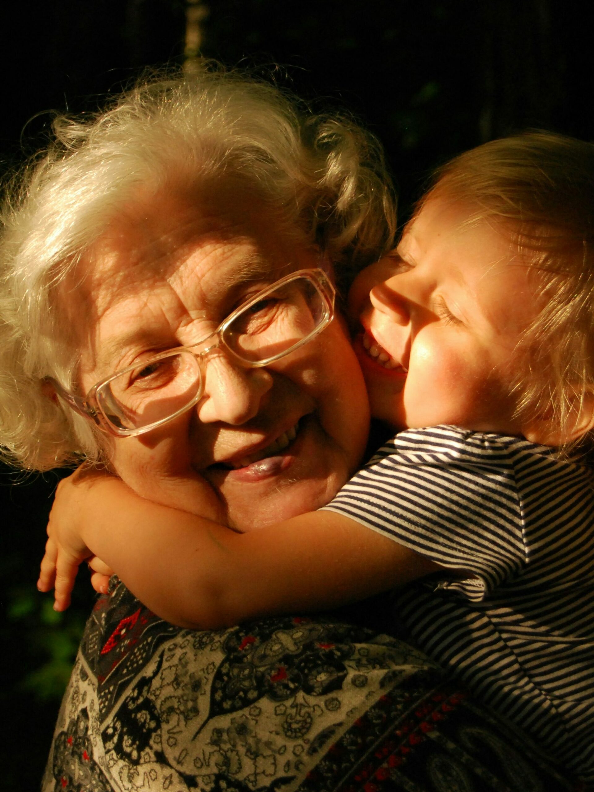 Témoigner de sa vie, d'une époque. Une mamie et une petite-fille se font un câlin ce qui illustre un souvenir pouvant figurer dans une biographie.