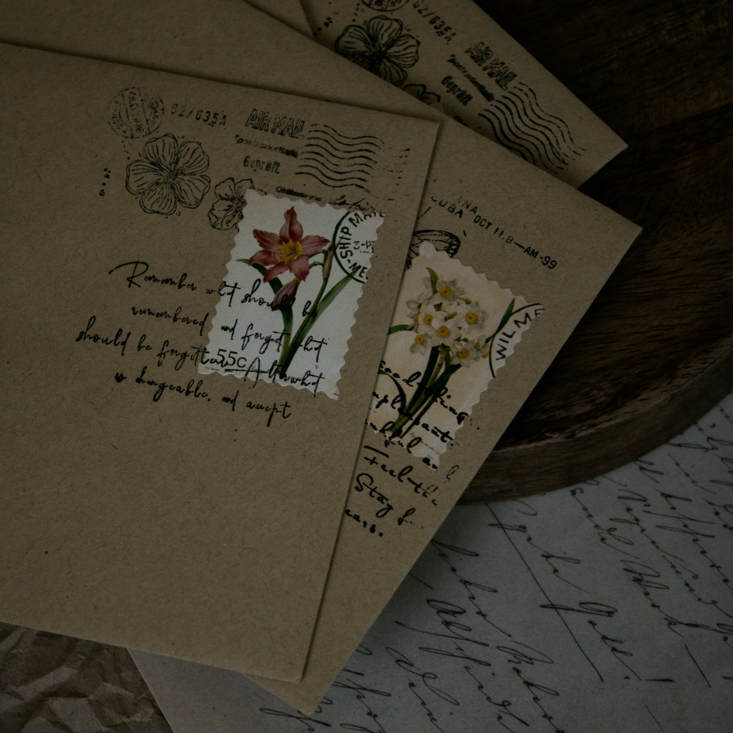 des enveloppes et lettres manuscrites viennent illustrer le fait d'enrichir sa biographie par d'autres éléments que des écrits.