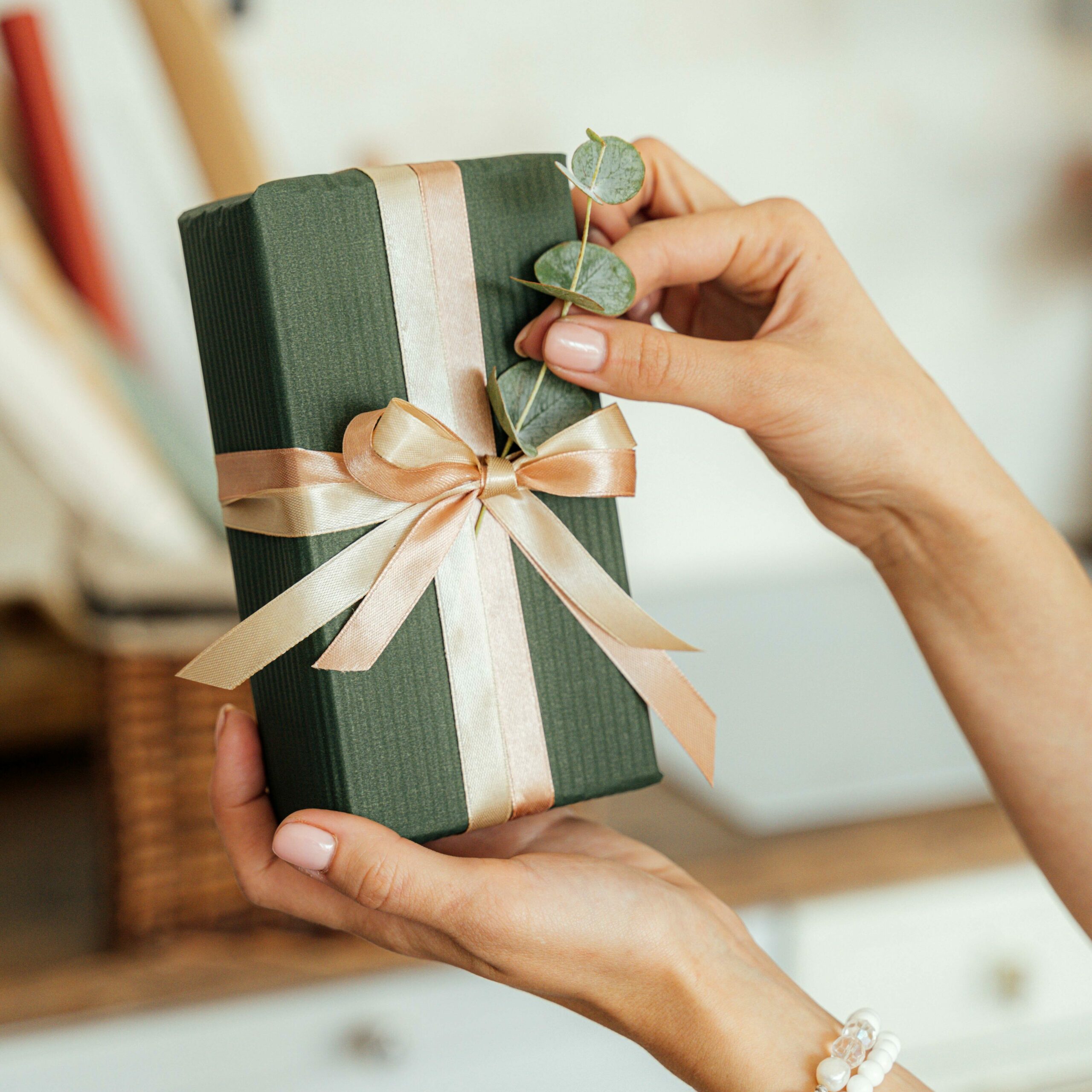 Offrir un livre de souvenirs un cadeau joliment emballé.