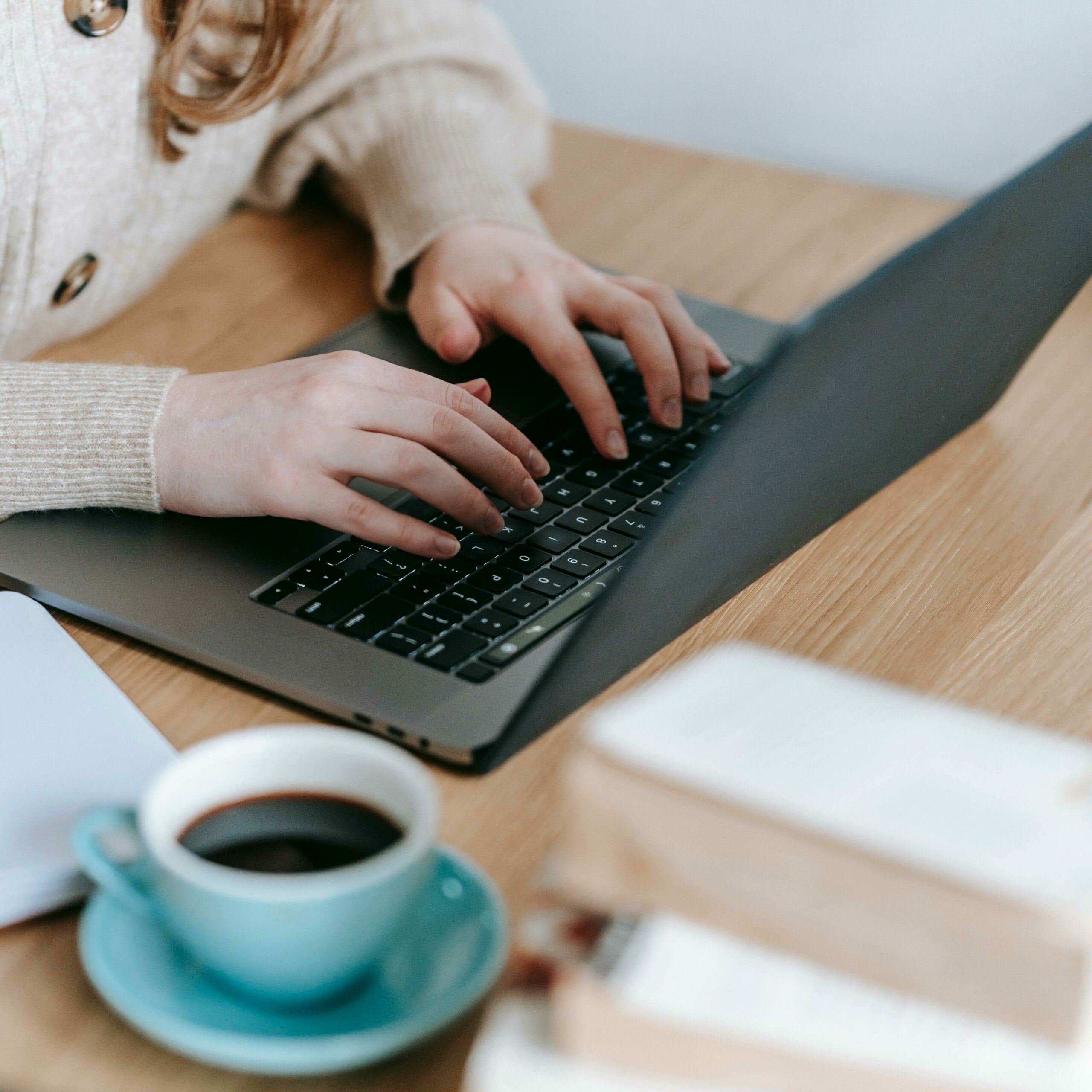 des mains tapent sur un clavier. Cela précise comment se déroule l'écriture entre chaque séance d'entretiens.