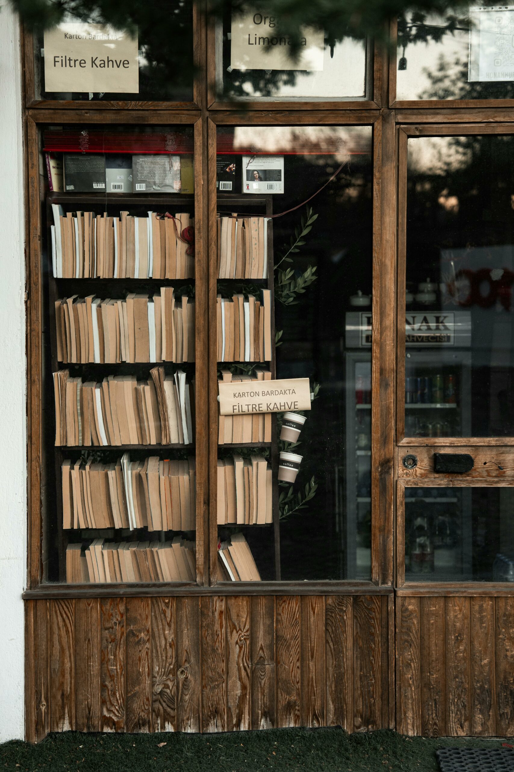 Devanture d'une librairie pour parler de l'édition Une devanture de librairie remplie de livre est représentée sur cette image afin de représenter la phase de l'édition éventuelle de votre récit de vie.