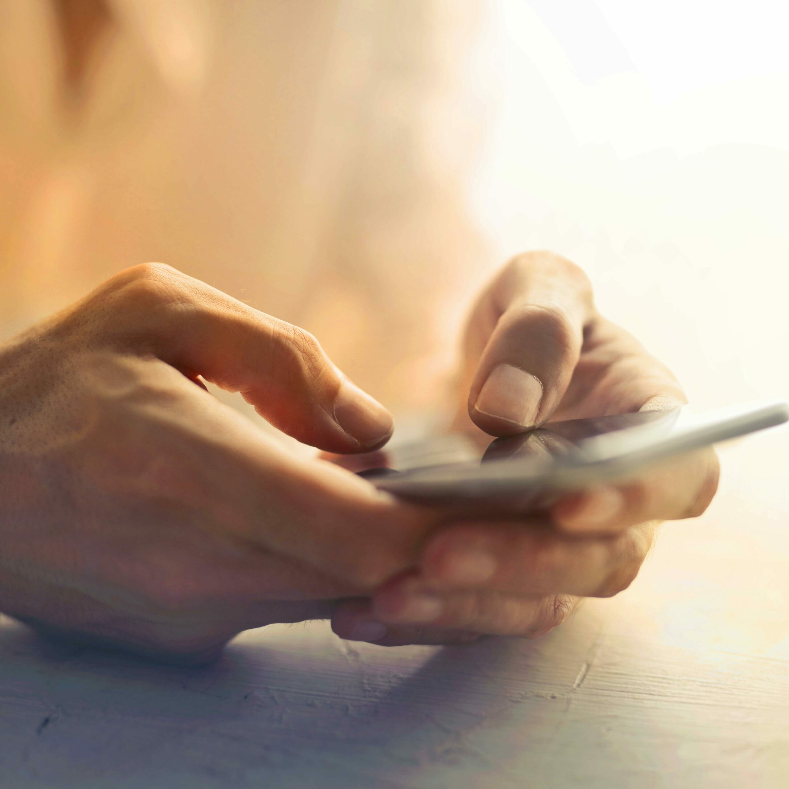 On voit des mains touchant un téléphone, ce qui illustre la première phase du déroulement biographique : la prise de contact