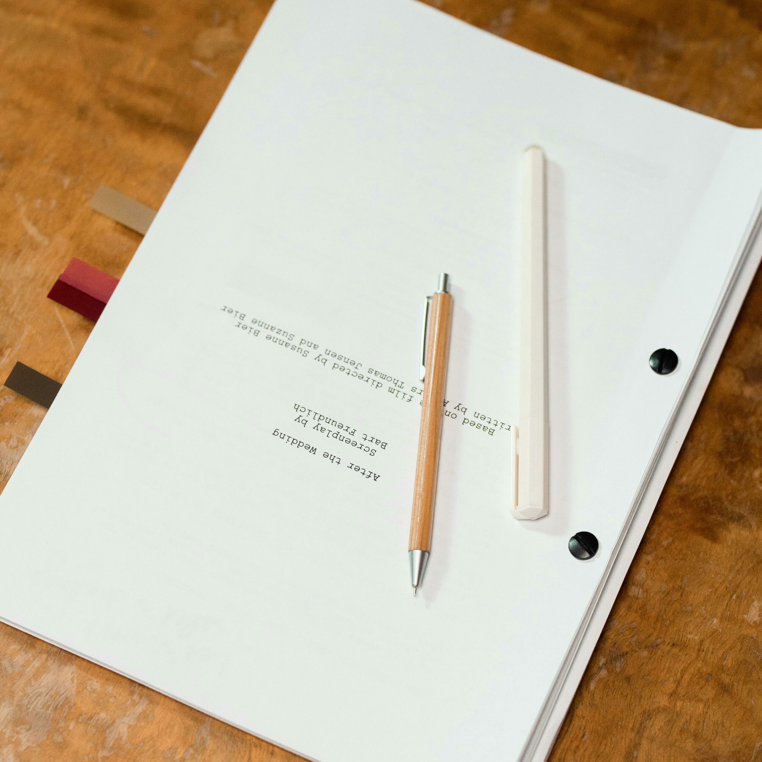 un manuscrit et des stylos viennent préciser comment se déroule la phase de correction de l'ouvrage.