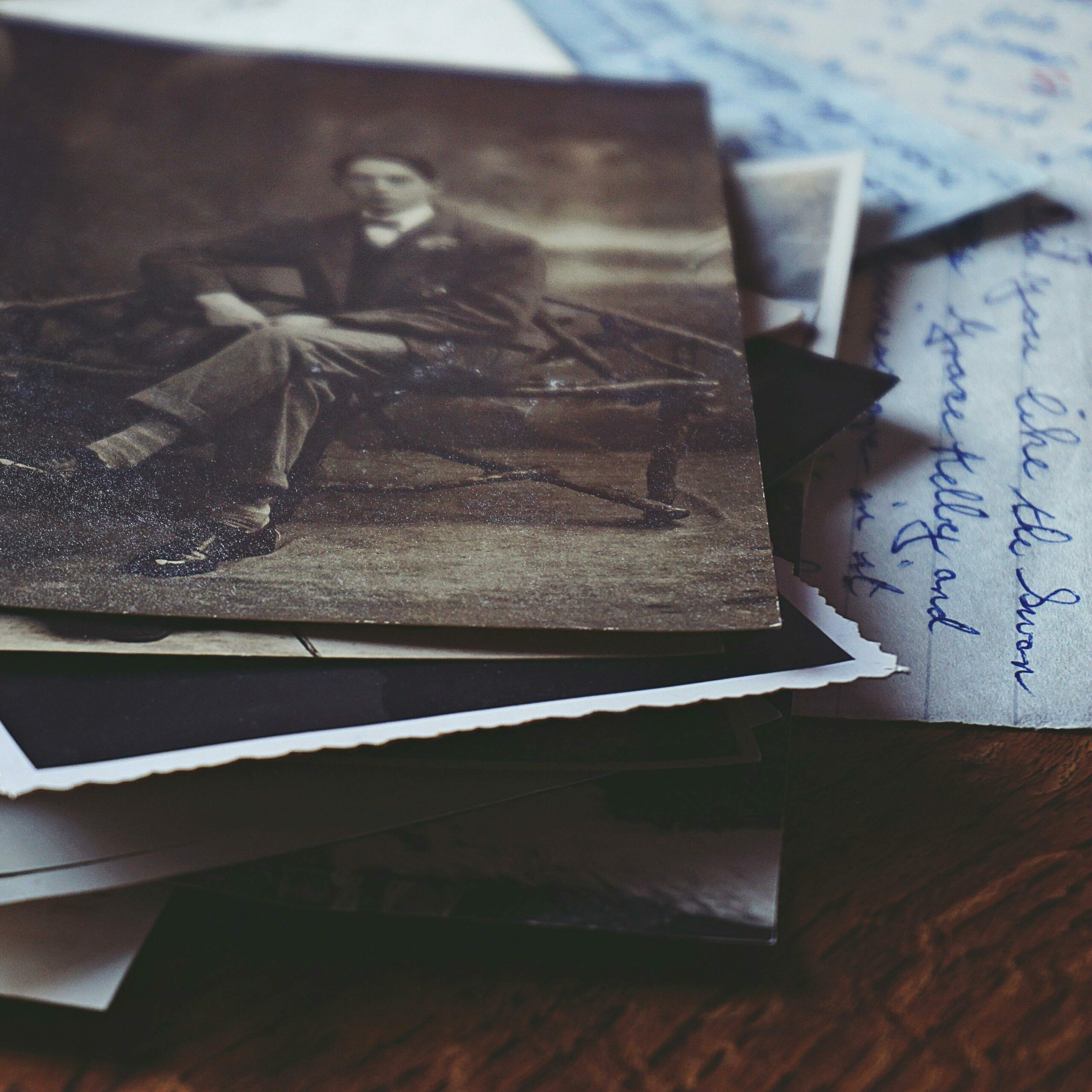 Des souvenirs écrits : lettres, photos De vieilles photos et une lettre manuscrite figurent sur cette image pour représenter le fait d'embellir l'écriture du livre par des éléments visuels.