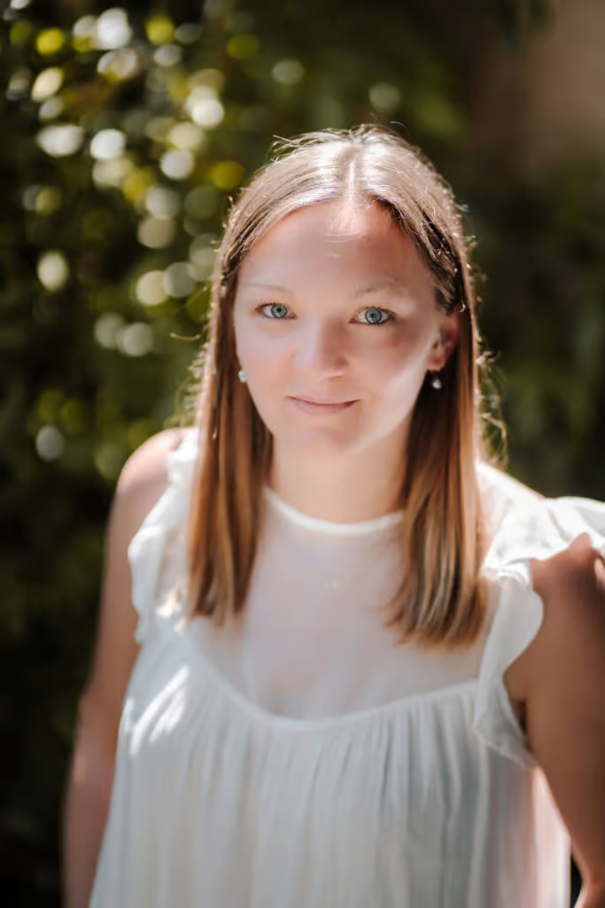 Photo actuelle de Justine Vaux, écrivaine biographe.