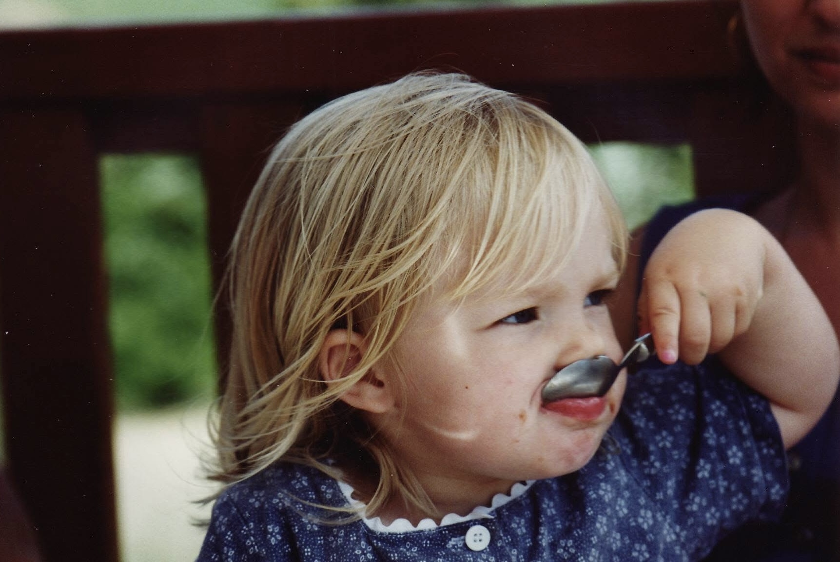 Une photo de moi enfant, entrain de manger pour illustrer mon histoire depuis ma plus tendre enfance.