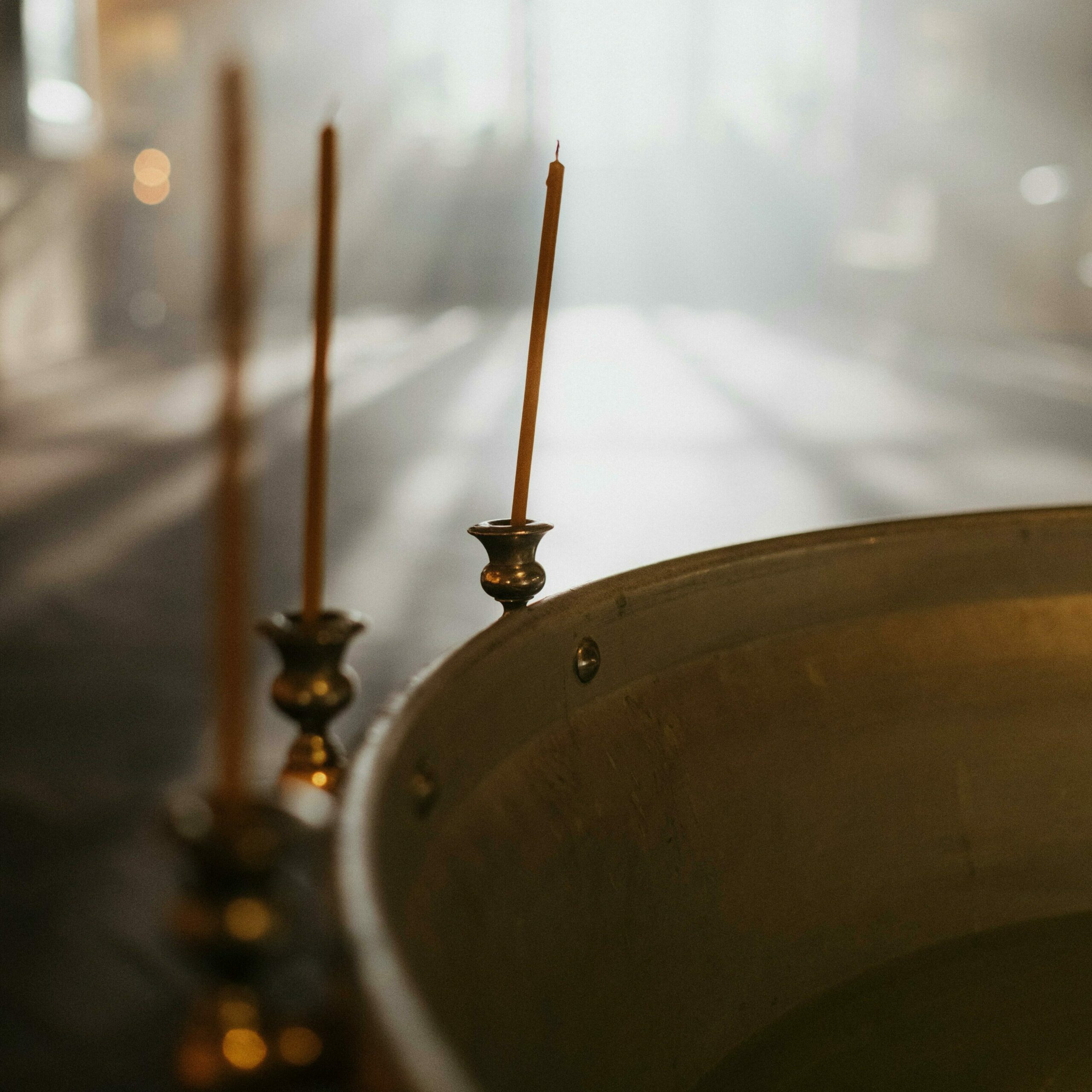 bougie dans une église pour symboliser baptême et communion.