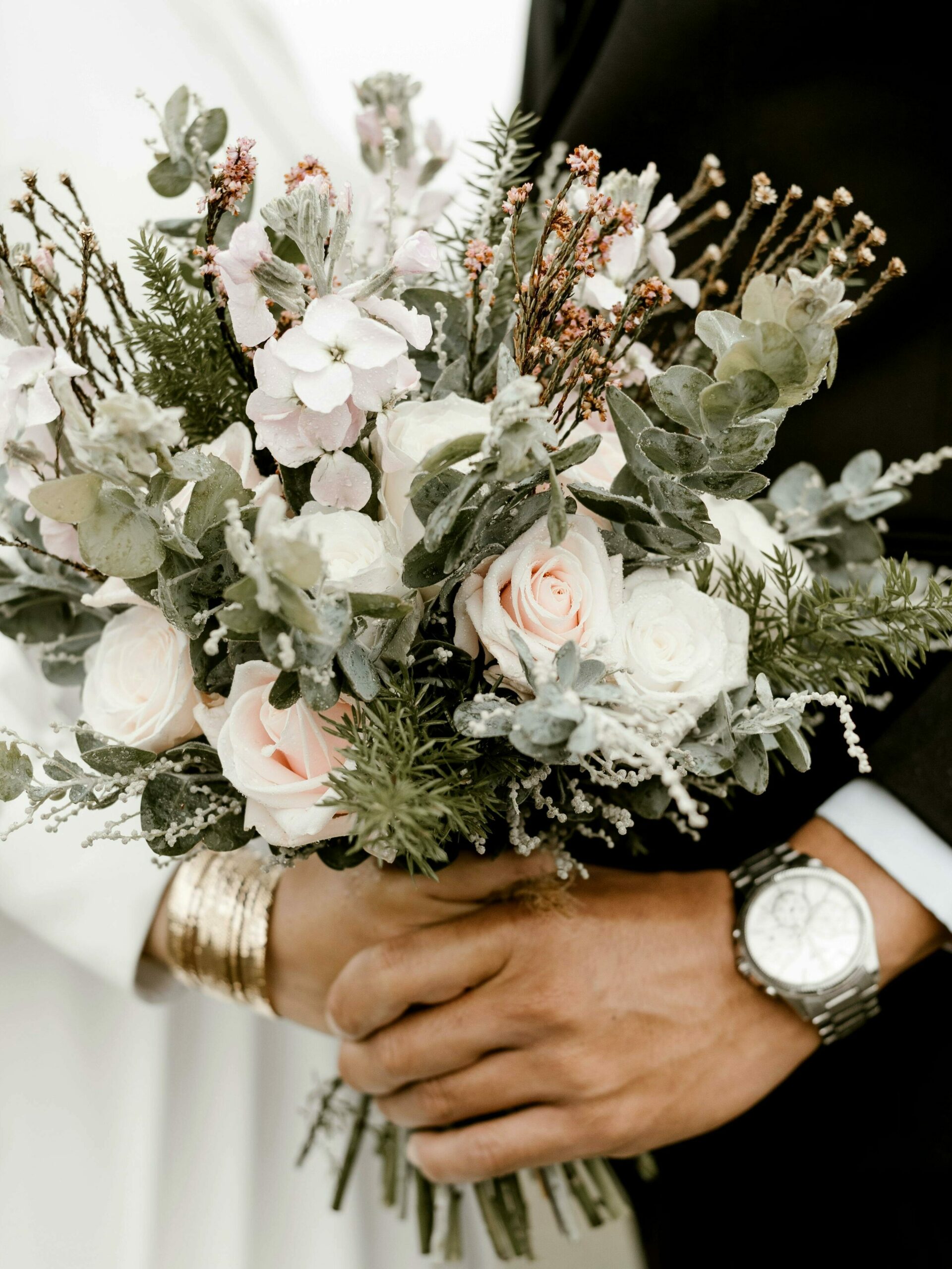 Relater sa journée de mariage Des mariés tiennent un bouquet de fleurs, le jour de leur mariage.